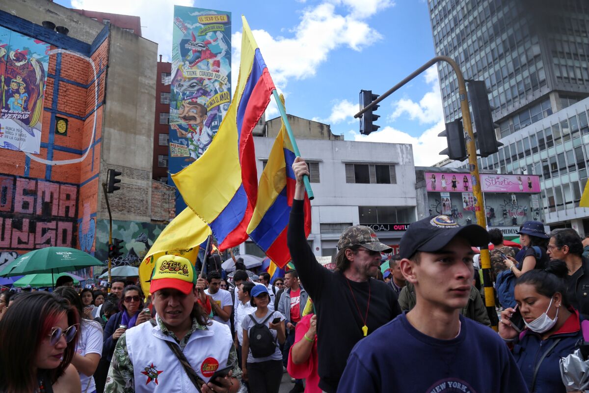 Pilas: nueva jornada de marchas en Bogotá en contra y a favor del Gobierno de Petro Este martes 14 de febrero, se lleva a cabo una nueva jornada de protestas en el que cientos de ciudadanos salen a las calles para mostrar su oposición y apoyo al Gobierno del presidente Gustavo Petro.