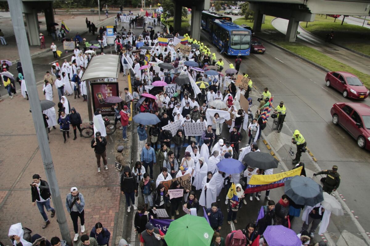 Así avanzan las marchas por el Día del Trabajo Con una nueva jornada de movilizaciones en Bogotá y en diferentes ciudades del país, los colombianos salieron en una nueva ocasión para alzar la voz y conmemorar el Día Internacional del trabajo.
