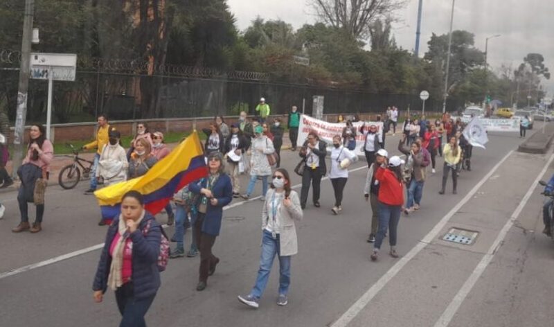 Minuto a minuto de las marchas en Bogotá Tras el inicio de las movilizaciones programadas para el día de hoy y, que iniciaron en diferentes sectores como la Universidad Pedagógica, Plaza de Bolívar y Monumento a Banderas, cientos de personas transitan por las calles de Bogotá para conmemorar un año del Paro Nacional .