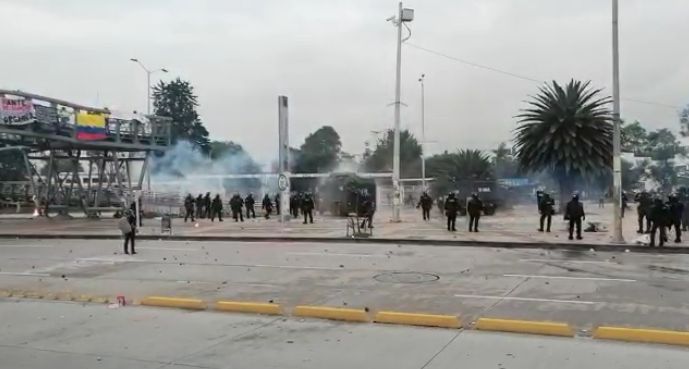 Fuertes enfrentamientos entre los manifestantes y el Esmad sobre la Calle 26 Pasadas las 5 de la tarde de este jueves la situación se complicó sobre la Calle 26, a la altura de la Universidad Nacional.