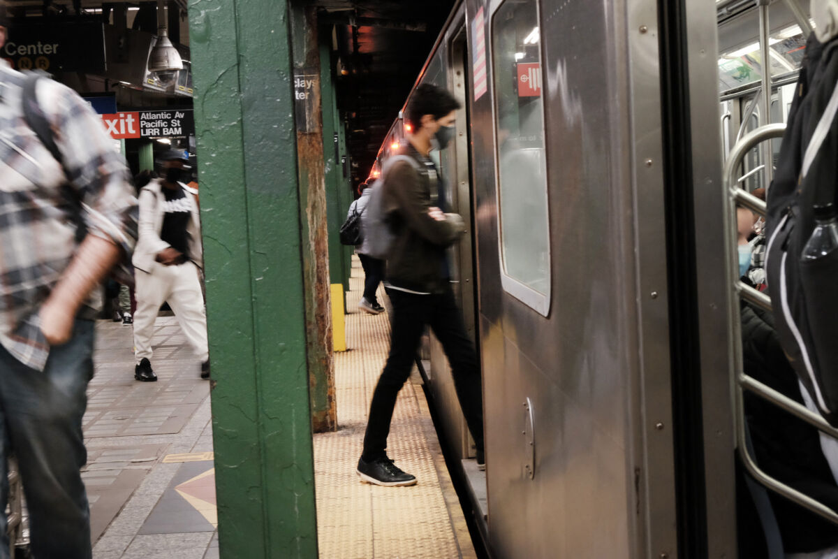 Identifican al sujeto que habría disparado en el metro de Nueva York Pasajeros nerviosos se agolparon el miércoles en el metro de Nueva York mientras la policía intensifica la búsqueda de un pistolero que la víspera hirió a balazos a 10 personas en un vagón.