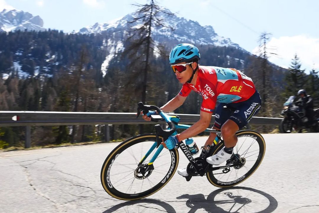 'Supermán' López coronó la cuarta etapa del Tour de los Alpes El ciclista colombiano Miguel Ángel López, con una impecable carrera, se impuso en la penúltima etapa del Tour de los Alpes, que finalizó en Austria.