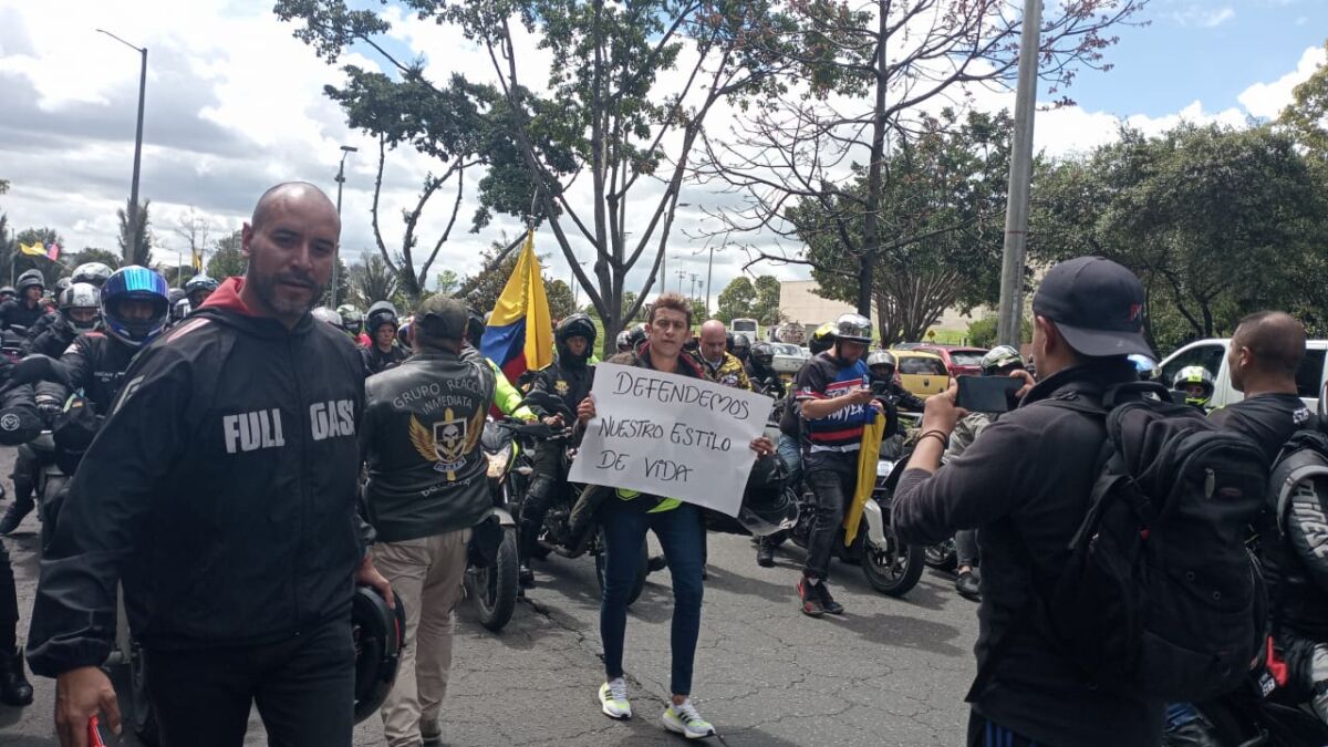 Trancones de miedo: así avanza la manifestación de motociclistas Miles de motociclistas continúan en las calles participando de las manifestaciones que se llevan a cabo en la ciudad de Bogotá, lo cual ha generado gran afectación vial e inmensos trancones.