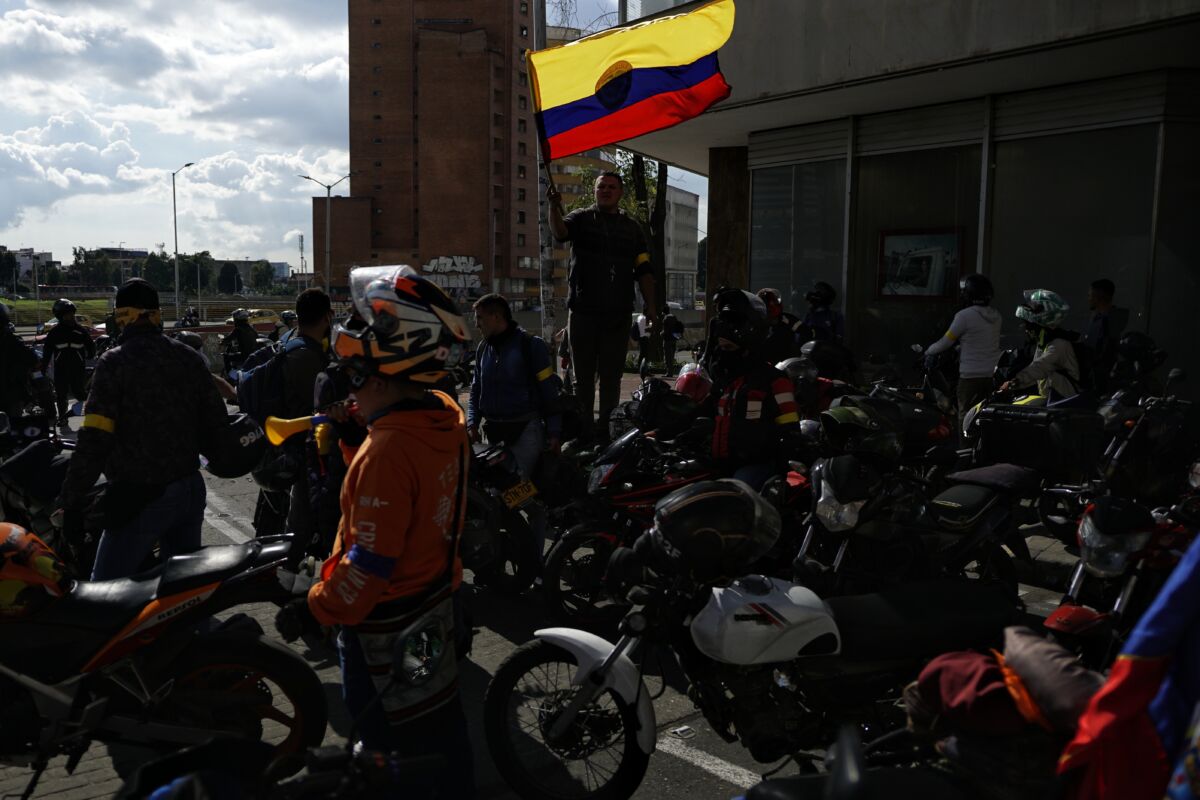 ¡Inician a las 12! Mire los puntos de encuentro para las movilizaciones de moteros Con el fin de demostrar su descontento, 48 organizaciones de moteros en Bogotá se preparan para una nueva jornada de movilizaciones, y así, rechazar las medidas anunciadas por la alcaldesa Claudia López, que restringe el acompañante en moto de jueves a sábado entre las 7 p. m. y las 4 a. m., a partir del 11 de abril.