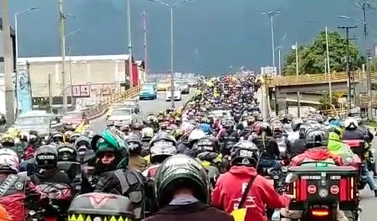Continúan los problemas de movilidad por la protesta de motociclistas Al respecto, la Secretaría de Movilidad también reportó afectación vial en la avenida NQS con calle 26 en sentido Norte - Sur, en la avenida NQS con calle 63 en sentido Norte – Sur y en la avenida Caracas con calle 26 en ambos sentidos viales. 