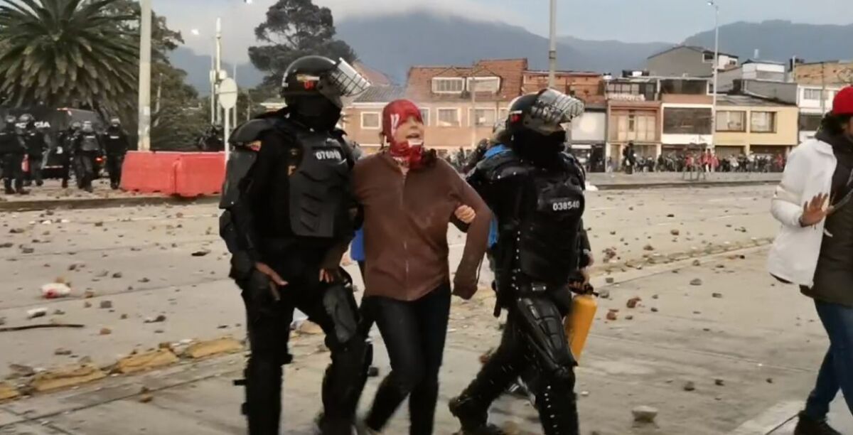 Liberan a joven estadounidense capturada por desmanes en Bogotá  “Se otorgará la libertad a la ciudadana María Elizabeth Giulianelli, ya que no encuentran elementos materiales probatorios que indiquen que la capturada es autora de la conducta investigada''.