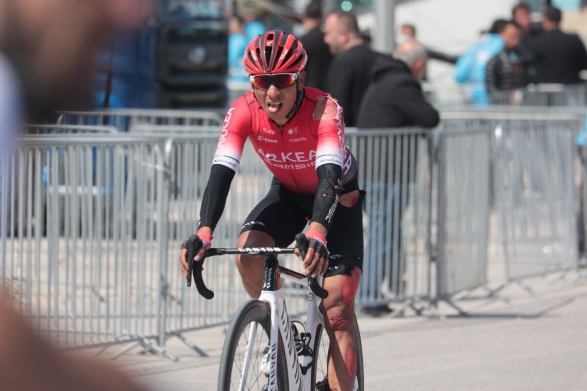 Las dos caídas de Nairo le complicaron la vuelta en Turquía El ciclista colombiano Nairo Quintana sufrió, este lunes, dos caídas mientras disputaba la segunda etapa del Tour de Turquía, que lo dejaron lastimado con varios raspones y con una pérdida de tiempo que le complica alcanzar el título de esta competencia.