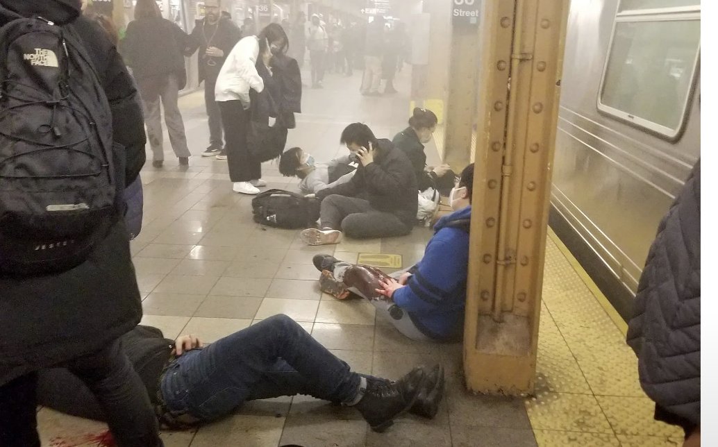Tiroteo en el metro de Nueva York deja 13 heridos Al menos 13 personas resultaron heridas durante un tiroteo en una estación de metro de Brooklyn, un barrio de Nueva York, informaron el martes las autoridades.