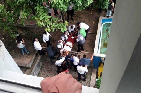 Niño fue empujado del segundo piso de un colegio Por "un juego", compañeros de estudio empujaron a un niño de un segundo piso en un colegio en Manizales.