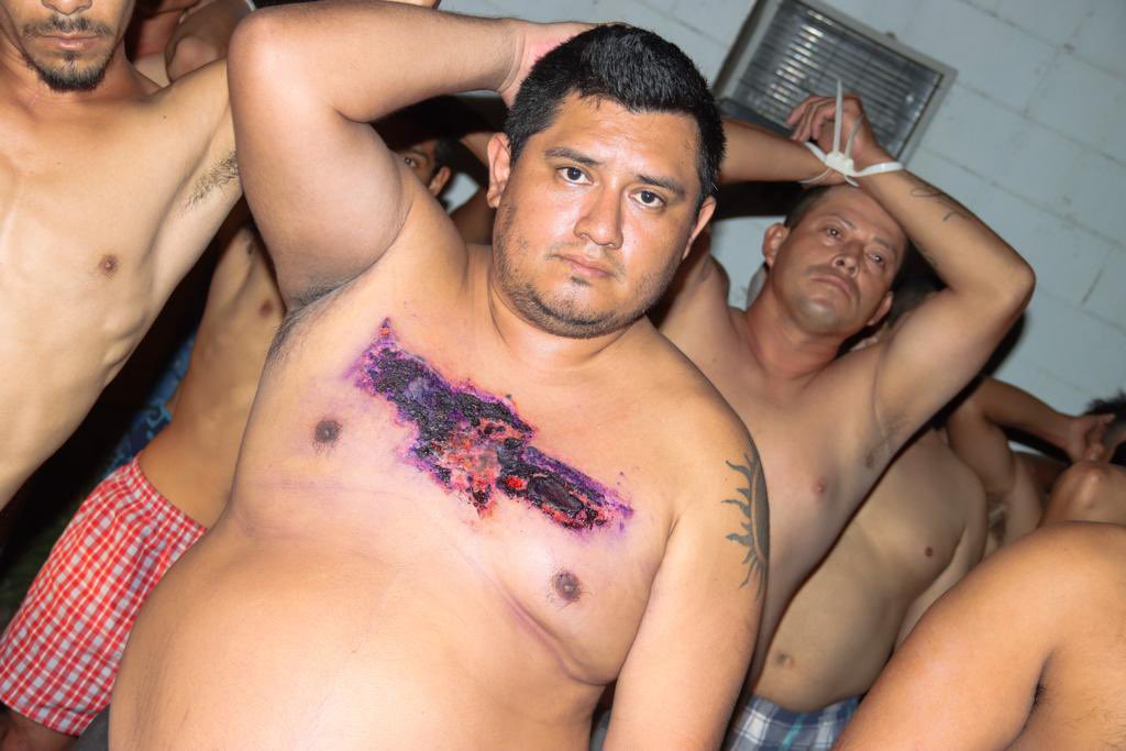 Pandilleros se queman sus tatuajes para evitar ser capturados El presidente de El Salvador, Nayib Bukele, mostró imágenes de pandilleros que queman sus tatuajes para evitar la detención.
