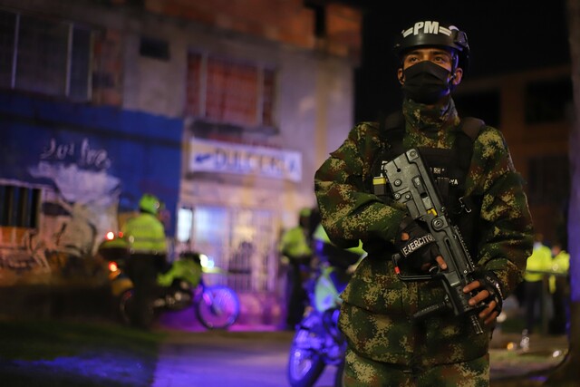 Alerta en Bogotá por el robo de un fusil a un soldado En horas de la noche de este miércoles se desplegó un operativo para poder dar con un fusil que le fue hurtado a un soldado de la PM13 en Teusaquillo.