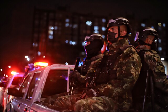 Alerta en Bogotá por el robo de un fusil a un soldado En horas de la noche de este miércoles se desplegó un operativo para poder dar con un fusil que le fue hurtado a un soldado de la PM13 en Teusaquillo.