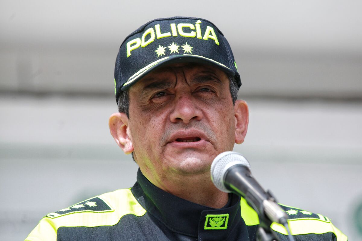 Policía advierte que la primera línea podría realizar hoy actos de vandalismo El comandante de la Policía Metropolitana de Bogotá, general Eliécer Camacho Jiménez, advirtió sobre la intención de los miembros de la llamada ‘Primera Línea’ de realizar actos de vandalismo este sábado 9 de abril en el marco de la conmemoración del día de las víctimas.