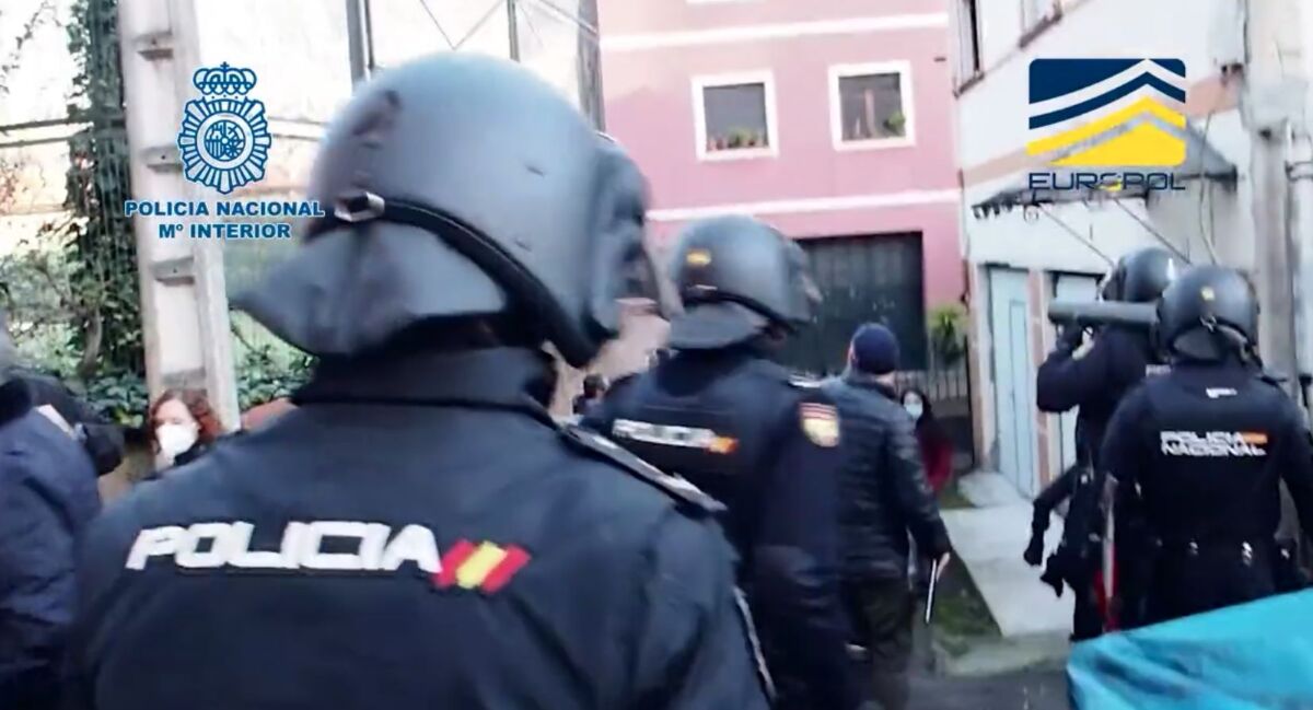 Liberan a colombianas que eran prostituidas en Francia Durante el 'Operativo Bogotá' en el que rescataron a las colombianas prostituidas, participó la policía española, quienes lograron la captura de 13 integrantes de esta red.