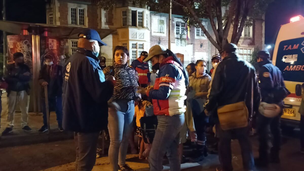 Protesta de los indígenas Emberá dejó varios heridos y daños en Bogotá En la noche de este miércoles, 6 de abril, indígenas de la comunidad Emberá continuaron la protesta que venían llevando a cabo desde el Parque Nacional, tomándose la vía pública, afectando la movilidad en esta zona, y vandalizando vehículos, locales y viviendas.
