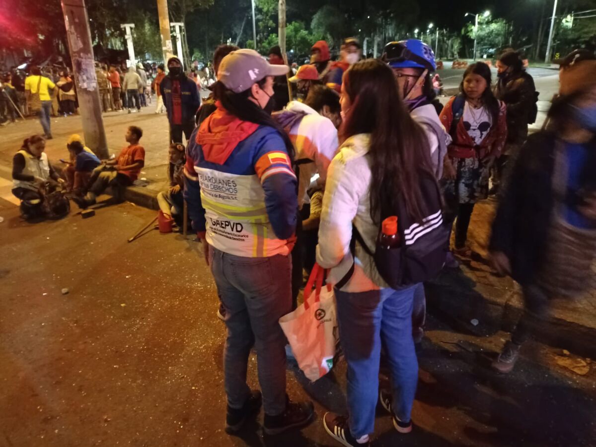 Protesta de los indígenas Emberá dejó varios heridos y daños en Bogotá En la noche de este miércoles, 6 de abril, indígenas de la comunidad Emberá continuaron la protesta que venían llevando a cabo desde el Parque Nacional, tomándose la vía pública, afectando la movilidad en esta zona, y vandalizando vehículos, locales y viviendas.