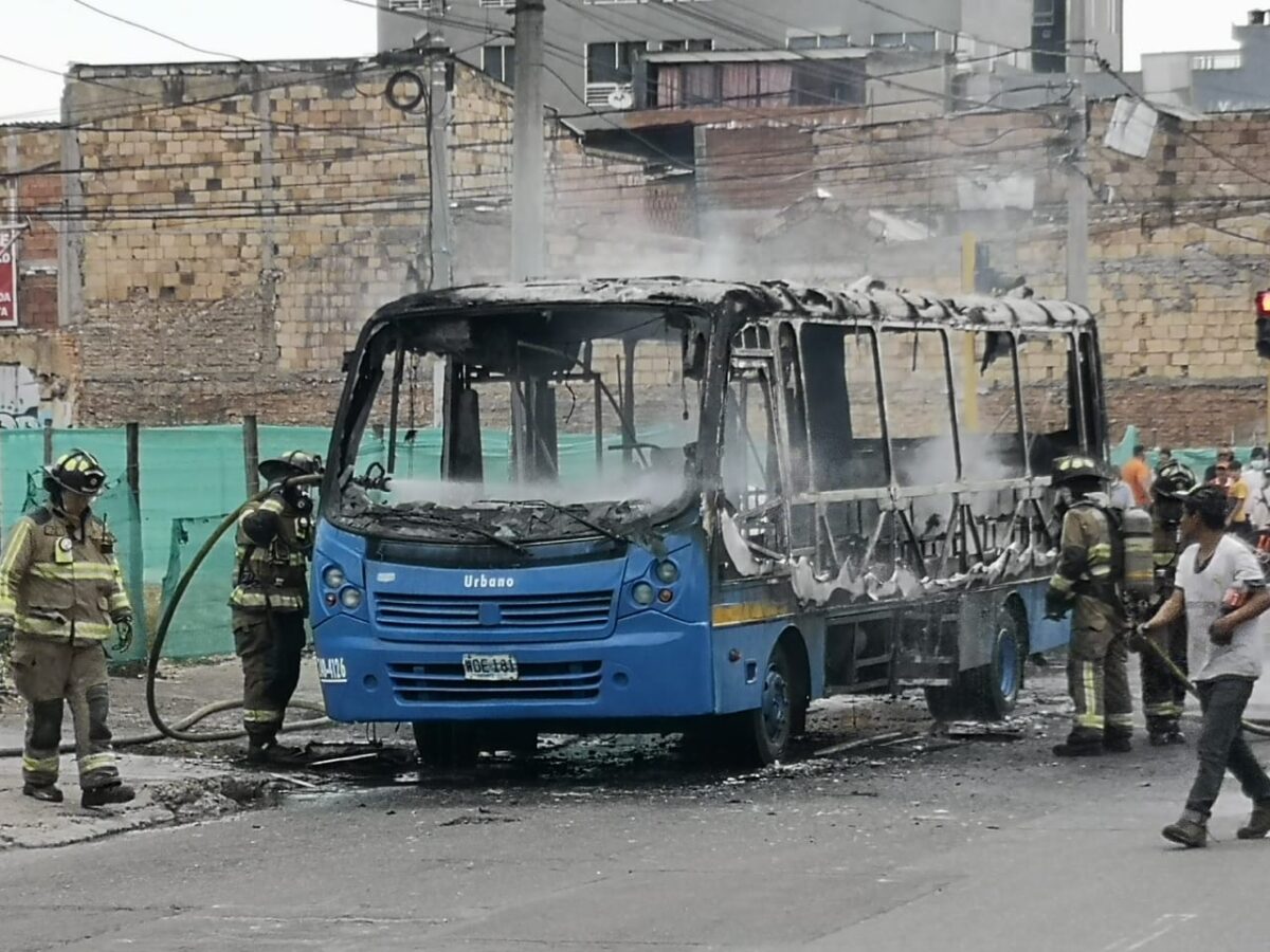 Bus de Sitp se incendió por un corto Un bus del SITP que transitaba por la calle 1 con carrera 24B y que cubría la ruta Bachué -Bosque San Carlos, se prendió en llamas este viernes santo sobre las 12:40 de la tarde en Bogotá, al parecer por un corto circuito.