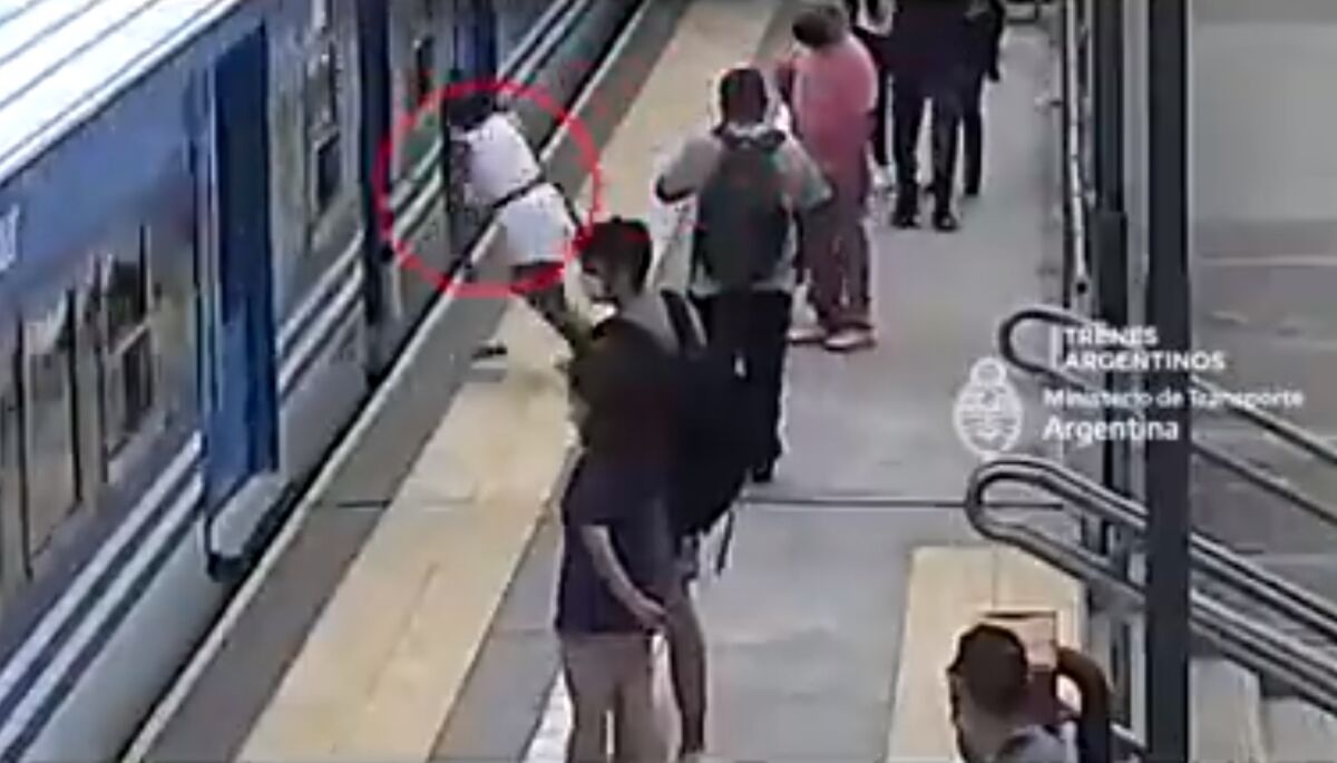 Mujer se salvó de morir en las vías del tren Recientemente se ha hecho viral la historia de una mujer que se salvó de milagro tras haber caído a las vías del tren en Argentina, mientras que un ferrocarril estaba cruzando.