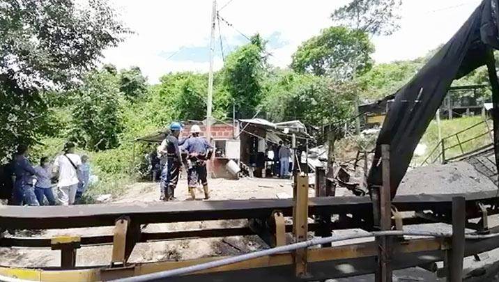 Continúa la angustiosa búsqueda de 14 mineros atrapados en un socavón La veintena de familiares que llegaron hasta ese punto del área metropolitana de Cúcuta estaban llenos de dolor, angustia y desesperación, pues querían tener alguna razón de los 14 mineros que quedaron atrapados desde las 11:00 de la mañana del lunes, en ese profundo socavón.