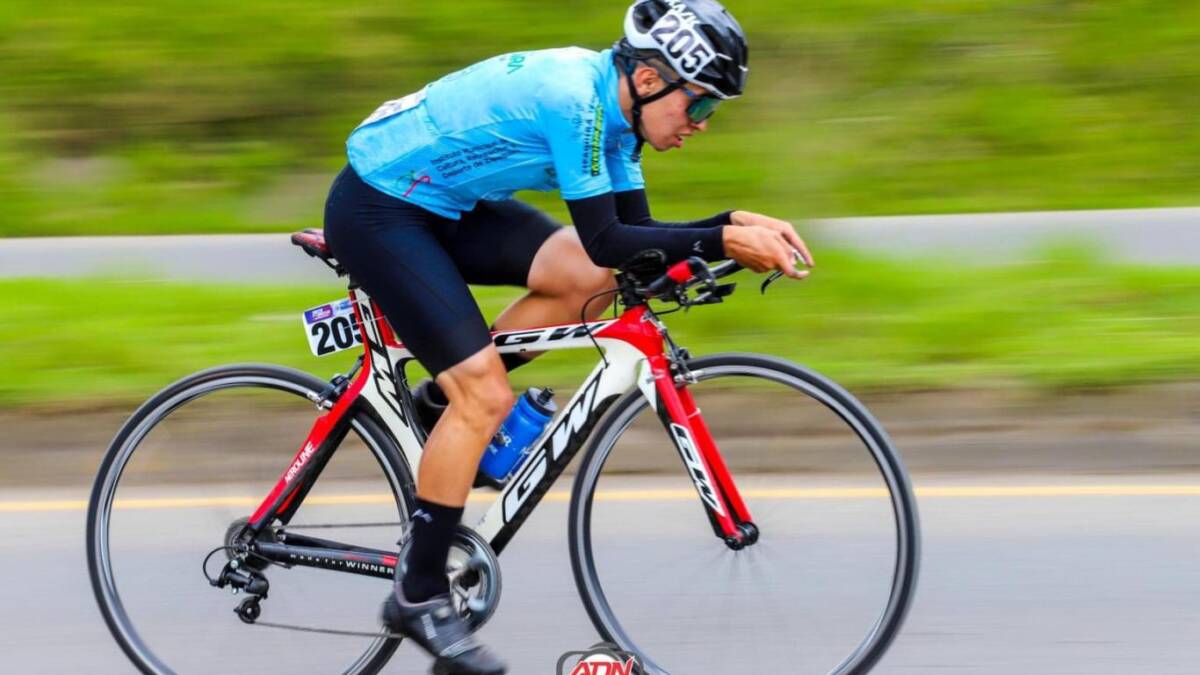 Fallece el ciclista Andrés Arévalo en la Vuelta a la Juventud En horas de la noche del pasado jueves se confirmó el fallecimiento del joven ciclista Andrés Arévalo, luego de sufrir una fuerte caída mientras disputaba la edición 55  de Vuelta a la Juventud en Colombia.