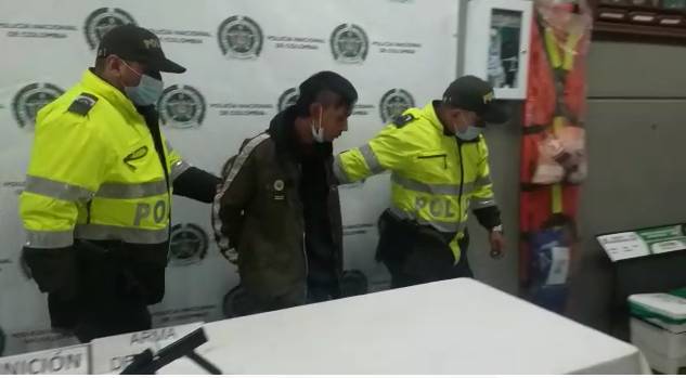 Capturan a dos bandidos con armas de fuego en Ciudad Bolívar En la localidad de Ciudad Bolívar, las autoridades capturaron a dos pillos que tenían armas de fuego para delinquir en la zona.