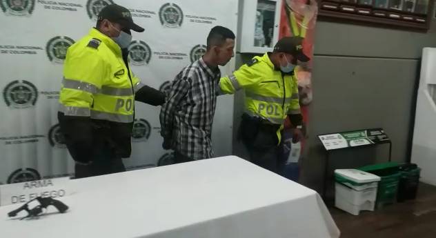 Capturan a dos bandidos con armas de fuego en Ciudad Bolívar En la localidad de Ciudad Bolívar, las autoridades capturaron a dos pillos que tenían armas de fuego para delinquir en la zona.