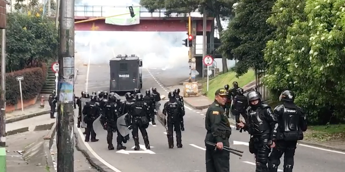 A esta hora se presentan disturbios en la U. Distrital Durante esta tarde se han registrado manifestaciones en la Universidad Distrital, sede Macarena B, a la altura de la Avenida Circunvalar, lo que ha afectado la movilidad por los cerros orientales de la capital.