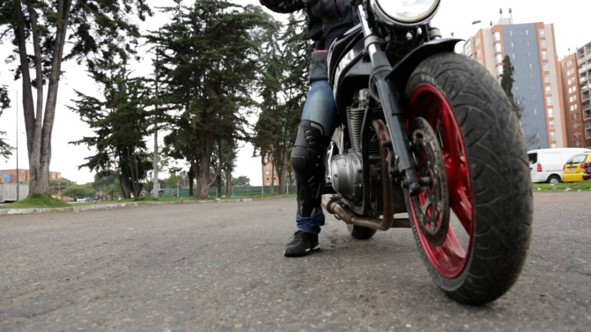 Inexperiencia y andar a mil: las causas más comunes en las muertes de los motociclistas Si bien la motocicleta es uno de los medios de transporte más usados en Colombia, es una realidad que no todos viajan de forma segura sobre estos vehículos. Para que se haga una idea, la Agencia Nacional de Seguridad Vial (ANSV) reveló un reporte sobre el aumento en la siniestralidad, en lo corrido del año. Se lo mostramos a continuación.