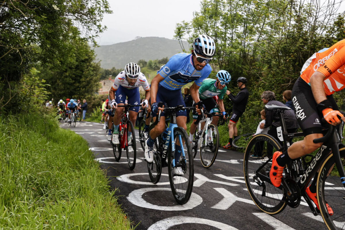 ¡Iván Sosa es campeón de la Vuelta a Asturias! Se volvió una costumbre que los colombianos conquisten la Vuelta a Asturias (España). El año pasado lo hizo Nairo Quintana y este domingo el turno fue para Iván Sosa. El corredor cundinamarqués se quedó con el título, tras defender su liderato en la clasificación general, en la última fracción (122 kilómetros).