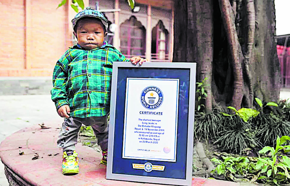 El adolescente más bajito del universo Dor Bahadur Khapangi es un nepalí de 18 años que hoy ostenta el título del adolescente masculino con vida más bajo del mundo. Mide apenas 73,43 centímetros de estatura. La entrega del certificado que anuncia su ingreso al Libro Guinness de los Récords se hizo el pasado martes en Katmandú (Nepal). De acuerdo con el hermano mayor de Dor, “él estaba bien cuando nació; sin embargo, dejó de crecer a partir de los 7 años".