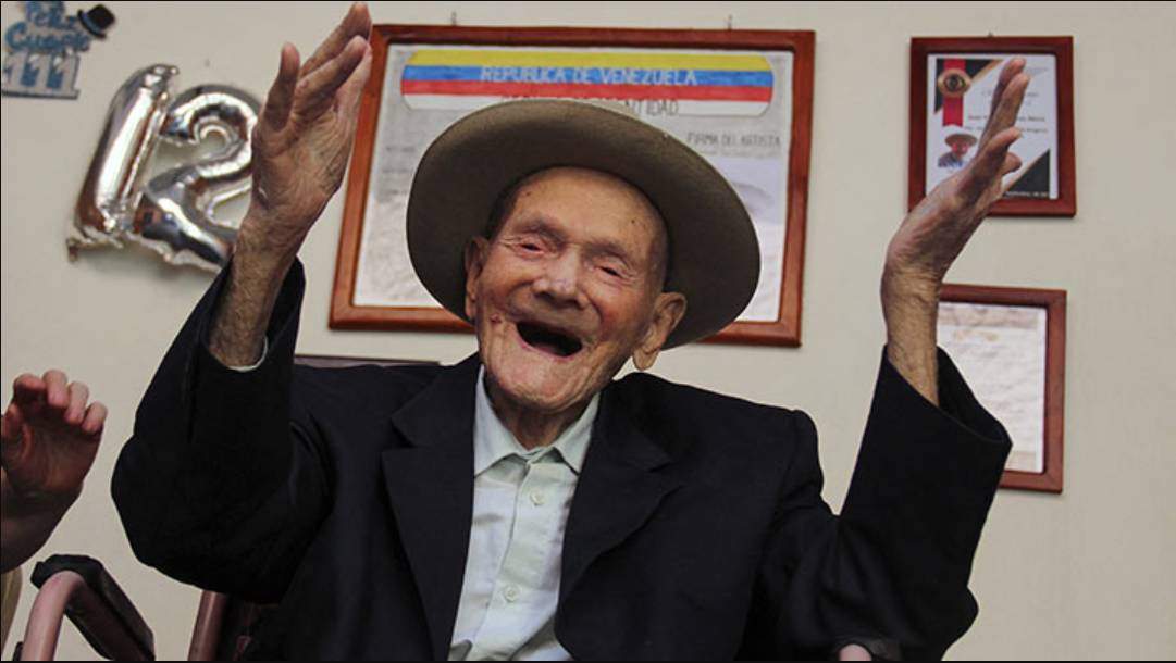 Un suramericano se convierte en el hombre más viejo del mundo El hombre más viejo del mundo fue hasta enero pasado el español Saturnino de la Fuente García, nacido el 11 de febrero de 1909, también tenía 112 años y estaba a poco menos de un mes de cumplir los 113. 