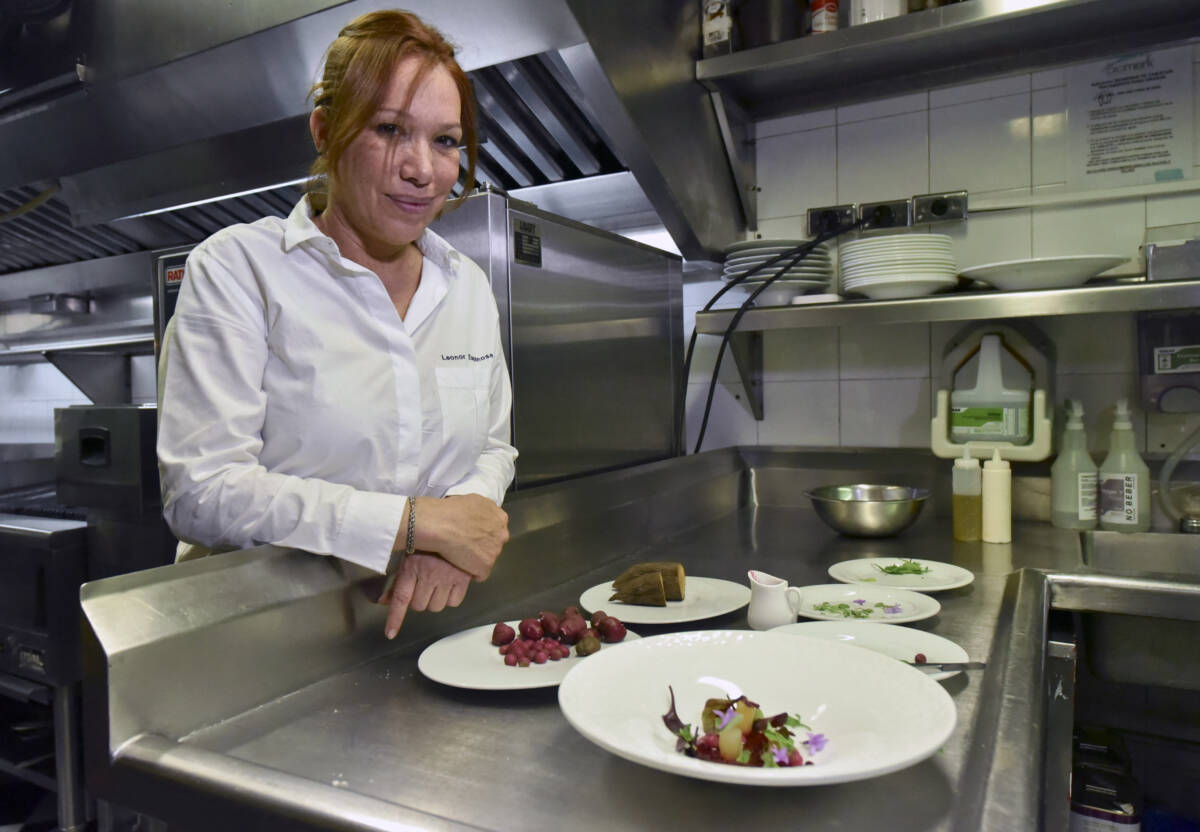 ¡La mejor chef del mundo es colombiana! Desde hace varios años ya venía siendo una de las más destacadas chef de Latinoamérica, pero ahora, Leonor Espinosa, ha dado un salto de calidad para convertirse en la mejor Chef Femenina del Mundo 2022.
