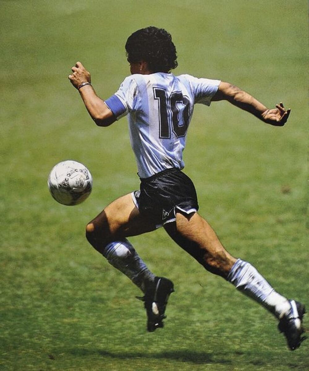 ¿Pagaría 9,3 millones de dólares por una camiseta de Maradona? Le contamos quién lo hizo La camisa que uso Diego Armando Maradona en el partido contra Inglaterra en el mundial del 86 fue subastada en una alta suma de dinero.
