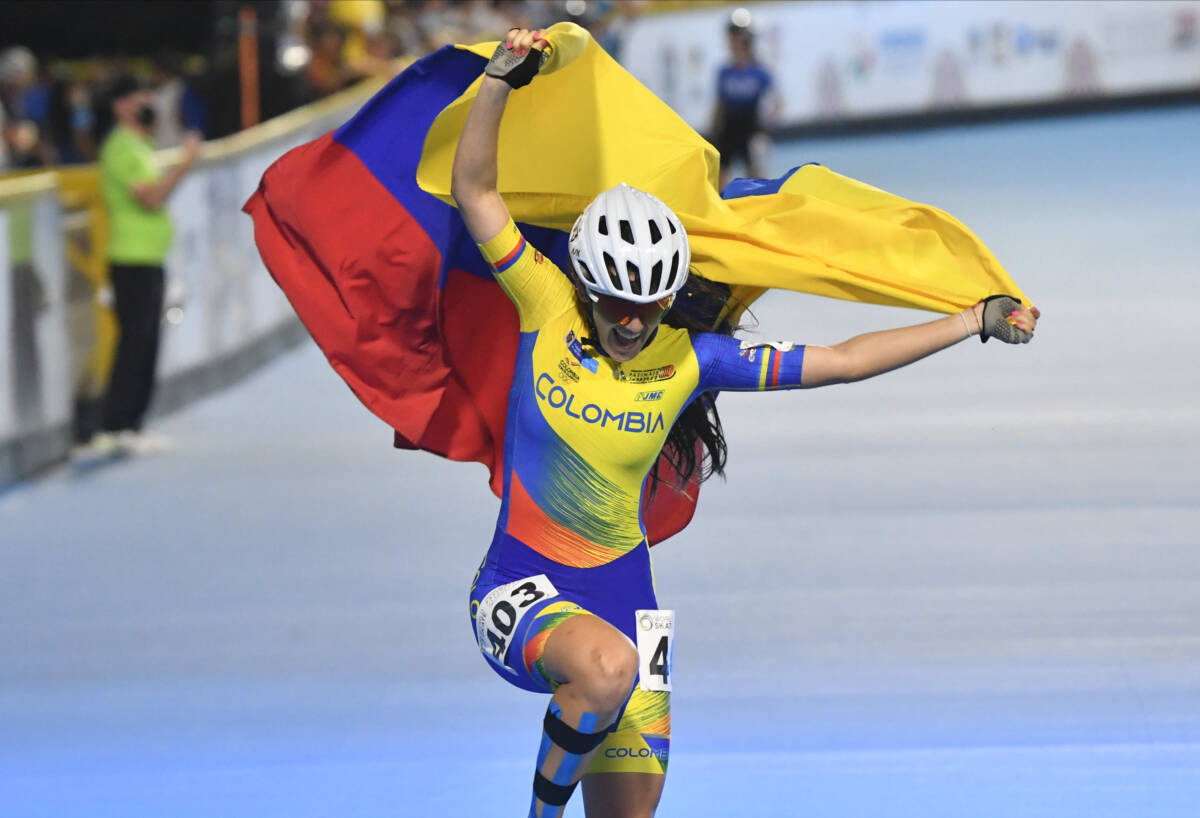 Patinaje colombiano debutó con cuatro oros en Rosario 2022 Ana Sofía Ruiz, María Camila Vargas, Jhon Edward Tascón y Sebastián Flórez subieron a lo más alto del podio en el debut del patinaje de velocidad en los Juego Suramericanos de la Juventud, que se realizan en Rosario, Argentina.