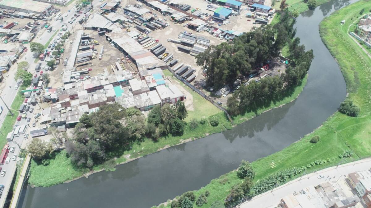 Río Bogotá se desbordó e inundó cuatro municipios de Cundinamarca Las fuertes lluvias que se han registrado en los últimos días terminaron causando el desbordamiento del río Bogotá en las últimas horas, situación que afectó a cuatro municipios de Cundinamarca.