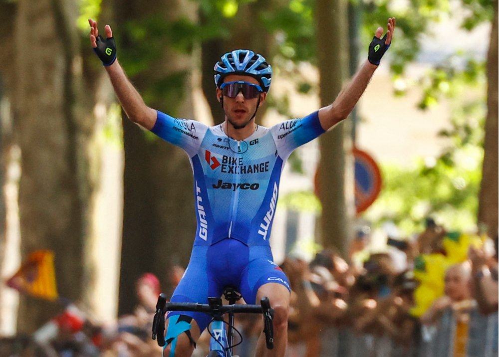 Simon Yates gana la etapa 14 del Giro Italia y Carapaz es nuevo líder El británico Simon Yates (BikeExchange) se impuso en solitario en la 14ª etapa del Giro de Italia, este sábado bajo el sol en Turín.