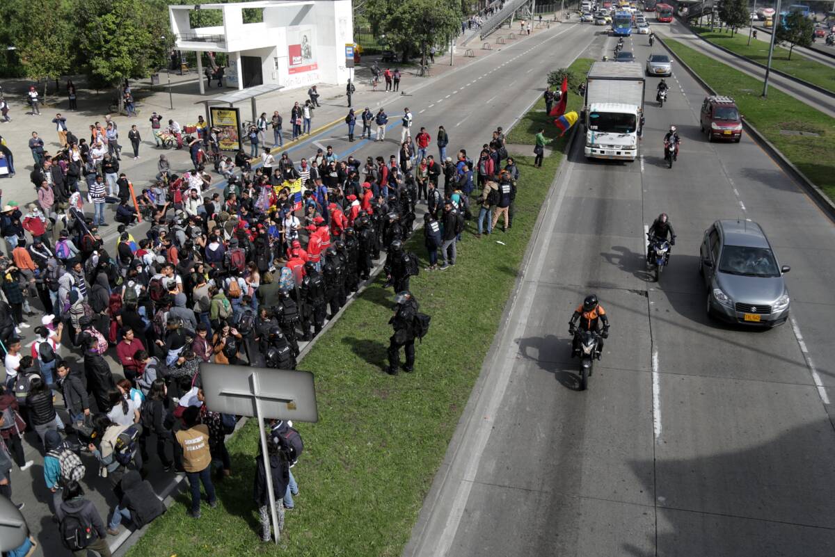 Ojo: hay bloqueos en la Universidad Nacional Este jueves, a pocos días de las elecciones presidenciales, nuevamente se presentaron disturbios afuera de la Universidad Nacional, sobre la Carrera 30.