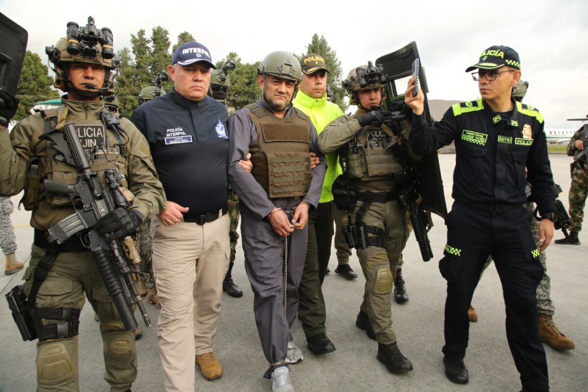 ¿Qué pasará con los procesos de Otoniel en Colombia tras su extradición? 'Otoniel', extraditado en la tarde de este miércoles, en medio de estrictas medidas de seguridad, deja en Colombia más de 100 procesos activos y muchas verdades por revelar.