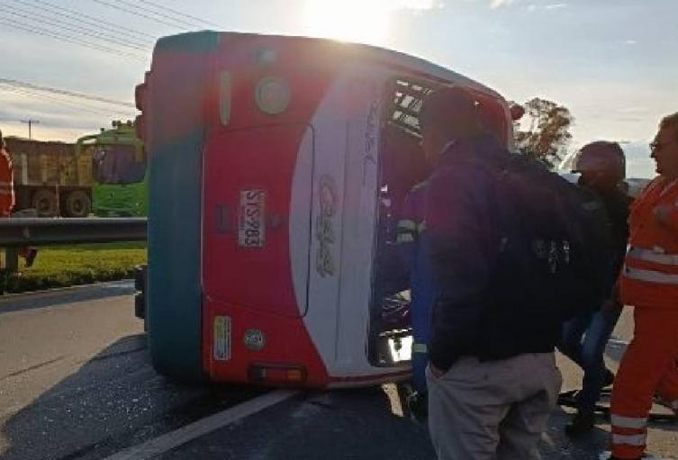 Escalofriante accidente de tránsito de mujer Un bus que viajaban para Facatativá (Cundinamarca) protagonizó un fuerte accidente en el sector de San Marino, luego de que una llanta se estallara y el conductor perdiera el control del vehículo.