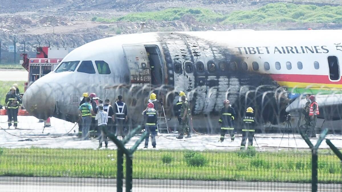 ¡Tremendo susto! Avión se prendió en llamas Asustados y corriendo para salvar sus vidas terminaron más de 100 personas en China, luego que el avión en el que se encontraban se incendiara antes de despegar.