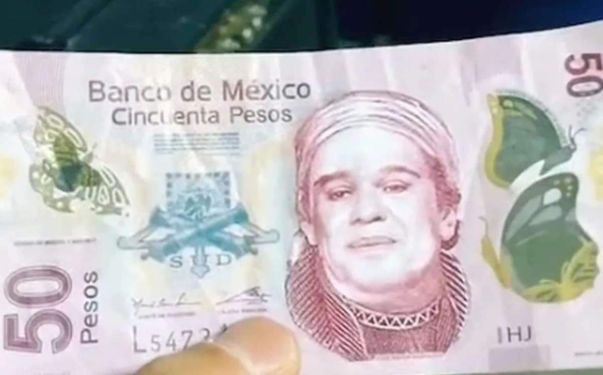 Lo estafaron con un billete falso que tenía la cara de Juan Gabriel En Tiktok se hizo viral un video de un joven que muestra como fue estafado con un billete falso que tenía la cara de Juan Gabriel.