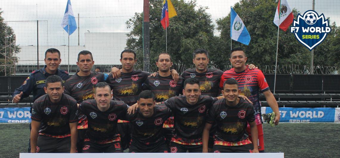 Los Bomberos están llenos de cracks Salvar vidas es una labor que diariamente realizan los Bomberos de Bogotá. Sin embargo, lo que pocos conocen de estos héroes es que no solo nacieron con el don del servicio, también con el talento para jugar fútbol, tanto así que llevan tres años destacándose en torneos locales. 