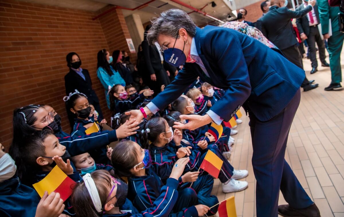 Inauguran colegio en Tunjuelito que beneficiará a 1.800 estudiantes La mañana de este lunes se realizó la inauguración del colegio Rafael Uribe Uribe en la localidad de Tunjuelito en el que estudiarán cerca de 1.800 menores que residen en este sector.