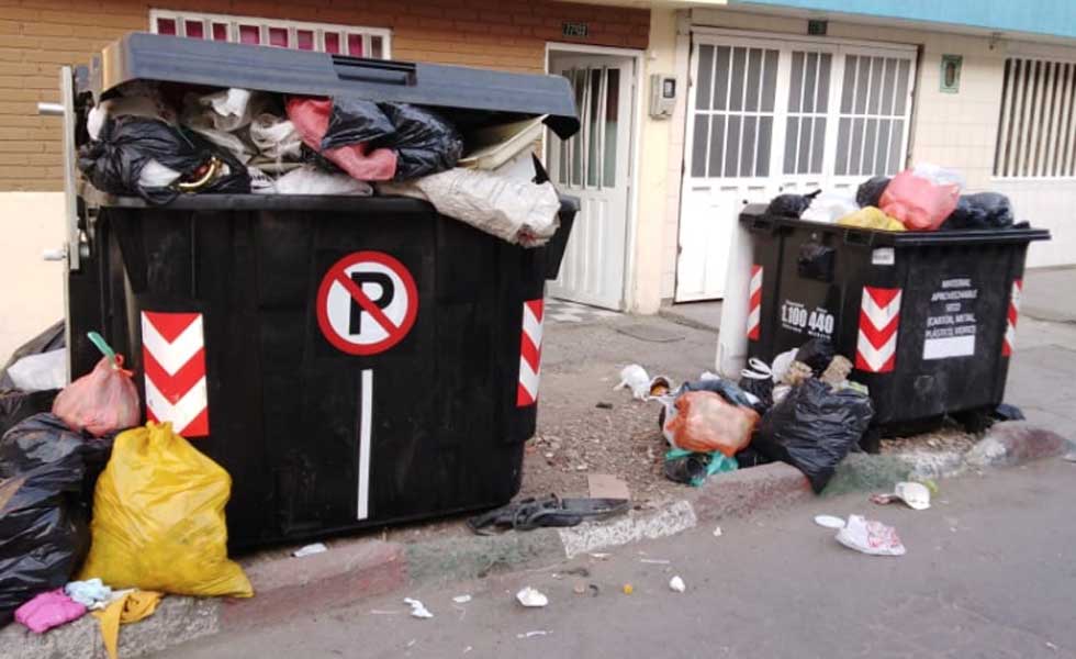 En Kennedy pillos usan contenedores de basura para esconderse Habitantes del barrio Roma, en la localidad de Kennedy, denuncian que los delincuentes están usando contenedores de basura como guarida, pues se esconden allí para atracar a los transeúntes.