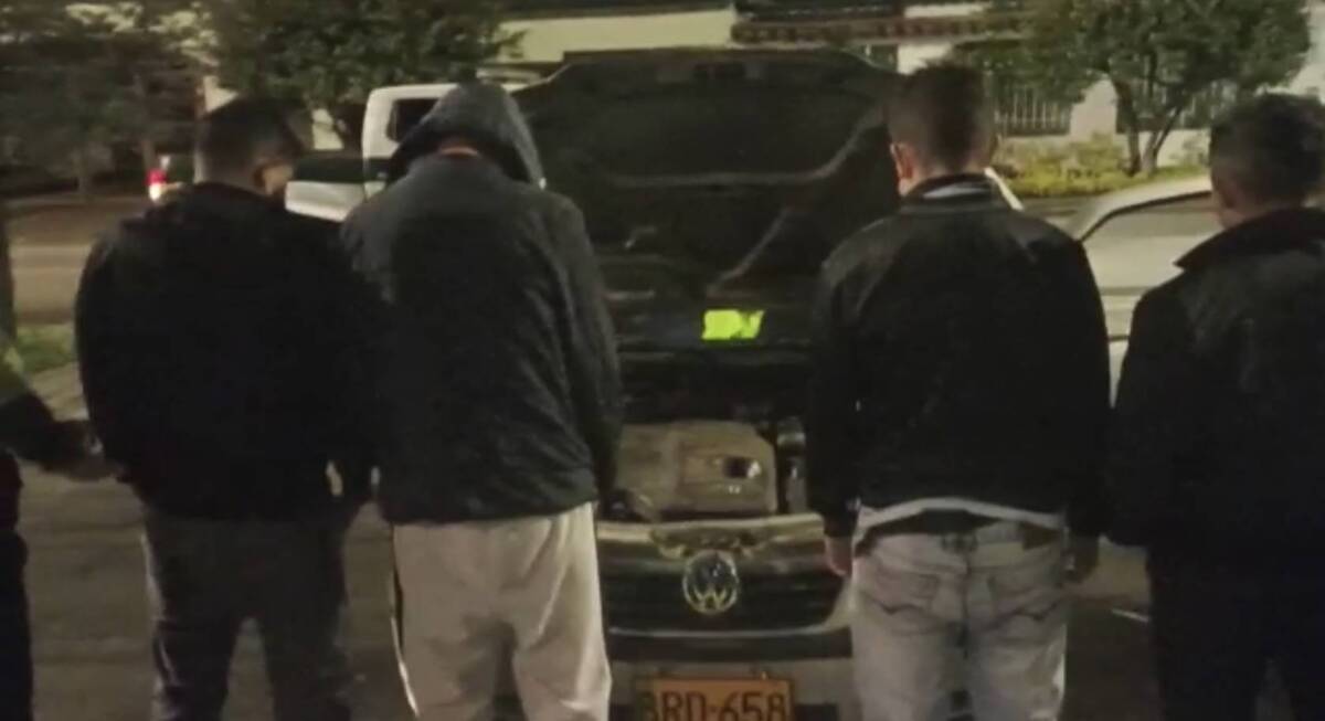 Pillan a cuatro bandidos que transportaban droga en carro hurtado En la localidad de Suba, las autoridades capturaron a cuatro bandidos que se movilizaban en un carro robado por el sector de Tierra Linda.