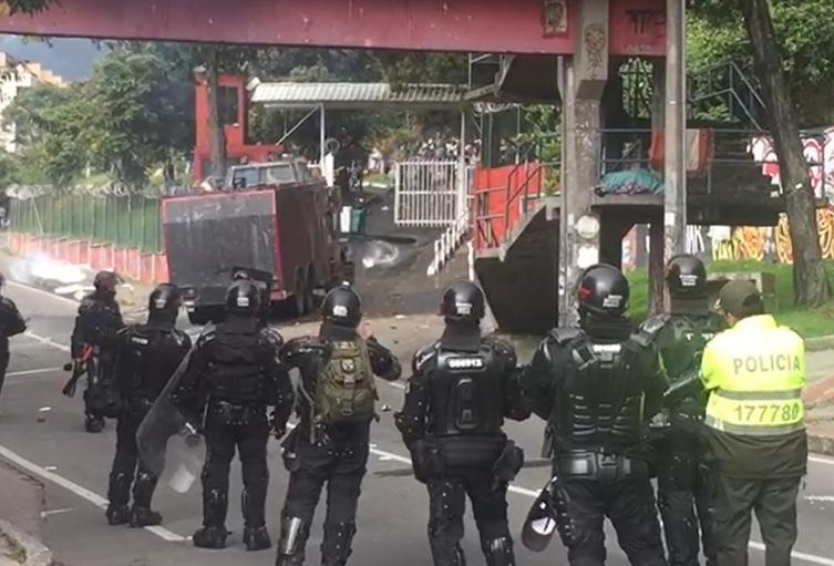 A esta hora se presentan disturbios en la U. Distrital Durante esta tarde se han registrado manifestaciones en la Universidad Distrital, sede Macarena B, a la altura de la Avenida Circunvalar, lo que ha afectado la movilidad por los cerros orientales de la capital.