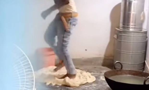 EN VIDEO: Vendedor de empanadas prepara la masa con sus pies En un video que se ha hecho viral en las redes sociales, y que se subió inicialmente a Tik Tok, se puede ver a un vendedor ambulante de empanadas que amasa la masa para sus empanadas con los pies.
