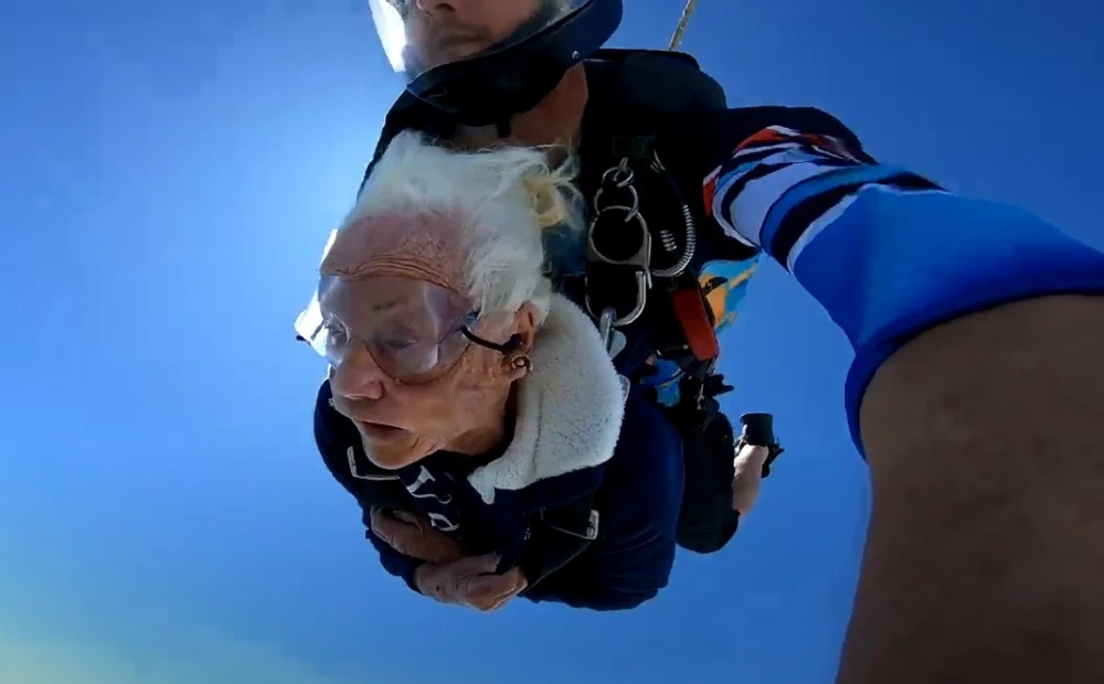 Enfermera de la II Guerra Mundial se lanzó de paracaídas para celebrar sus 100 años Raymonde Sullivan, una enfermera de la Segunda Guerra Mundial, cumplió 100 años y decidió vivir una experiencia a la que no muchos se le medirían: saltar de paracaídas.