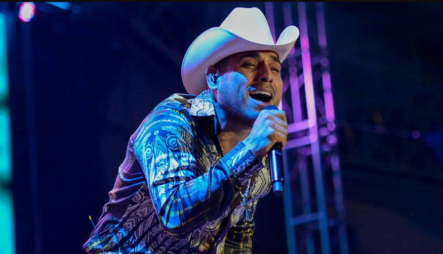 Cantantes le han dado 'palo' a Espinoza Paz por su mala actitud Varios artistas colombianos reprocharon la actitud del cantante mexicano Espinoza Paz durante un concierto, dicen que fue grosero y egocentrista.