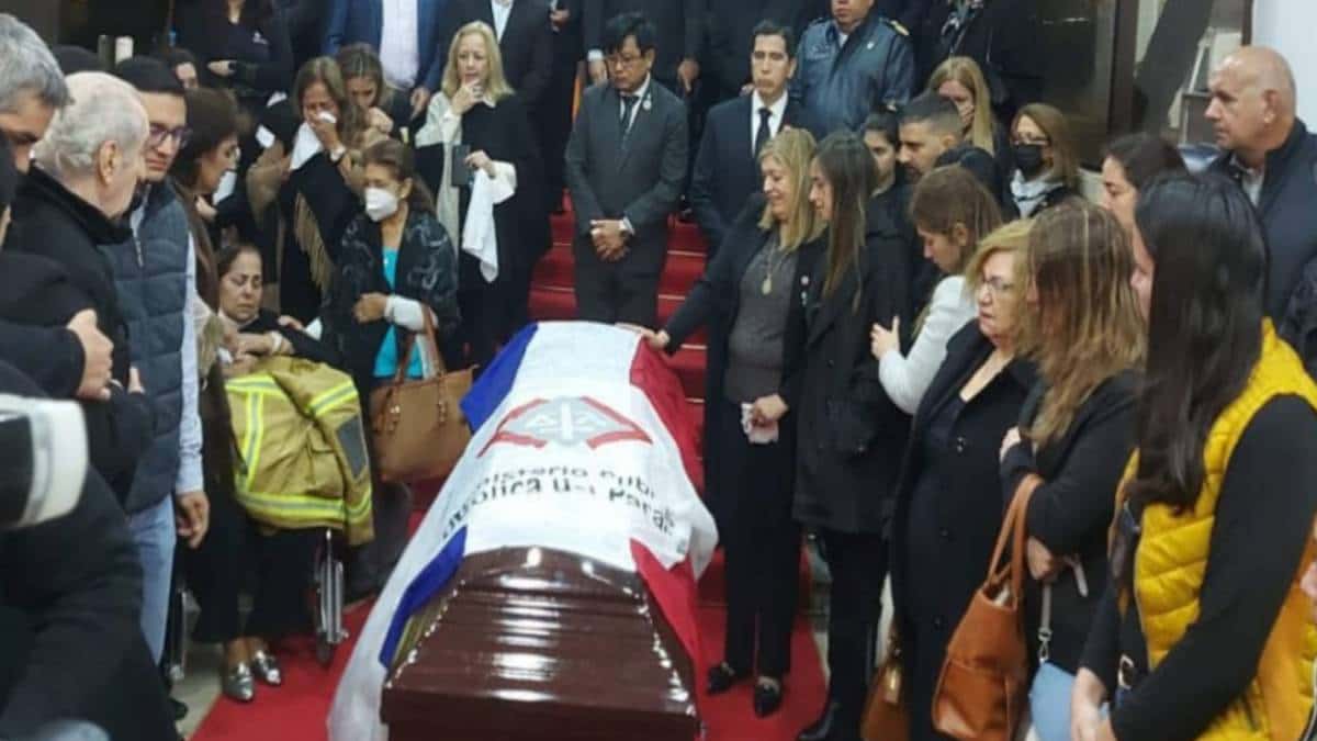 Llegó a Paraguay el cuerpo del fiscal Marcelo Pecci El cuerpo del fiscal paraguayo antidrogas, Marcelo Pecci, asesinado por sicarios mientras vacacionaba en la isla de Barú, aterrizó en horas de la mañana del presente sábado en Asunción (Paraguay).